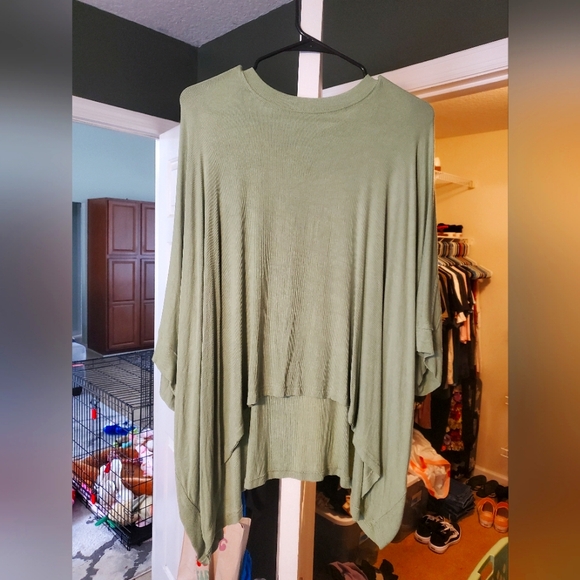 Pink Lily Tops - SOLD - Dolman Quarter Sleeve Flowy Top